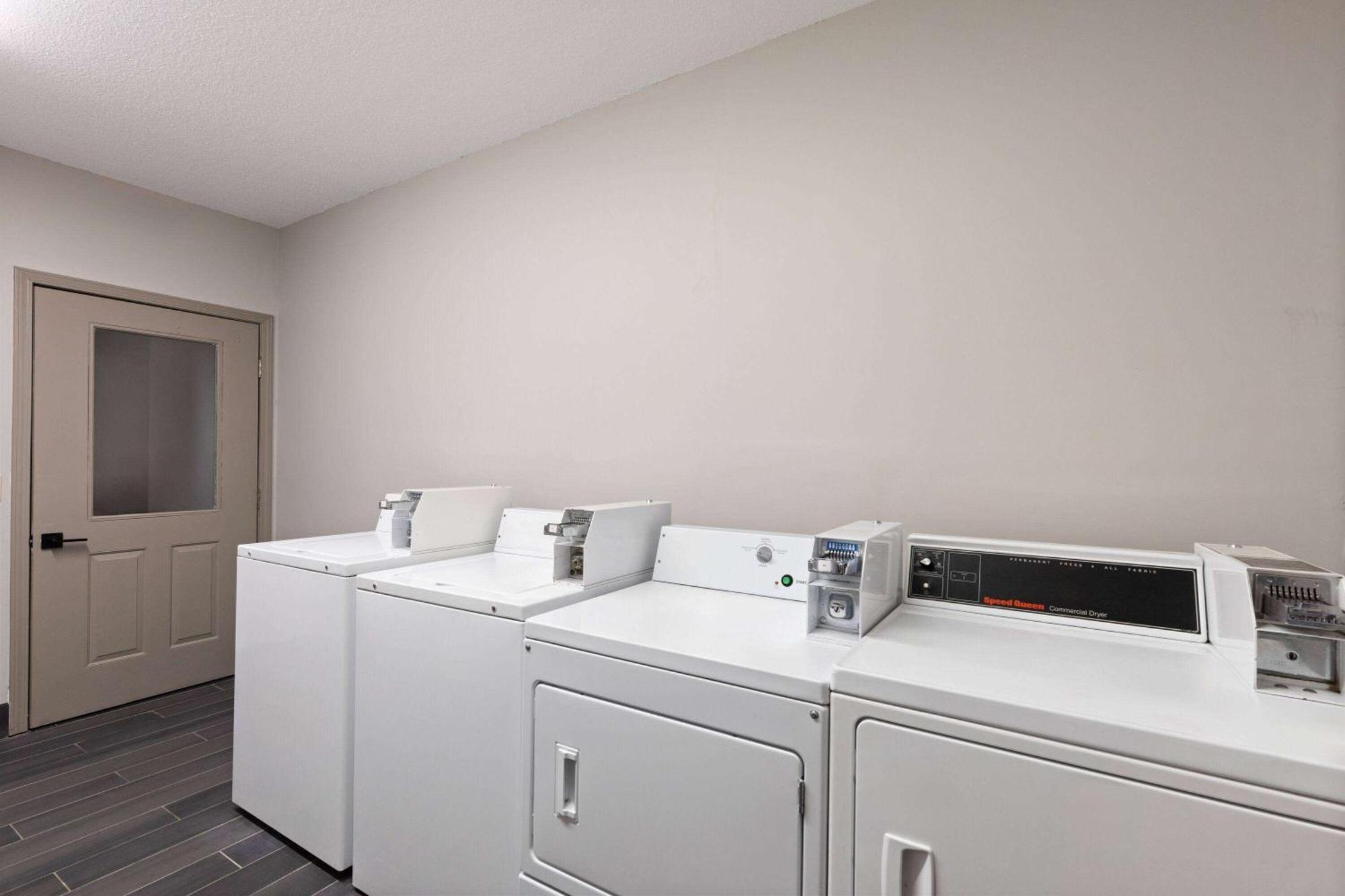 Ramada By Wyndham Studio Suites Dothan Ngoại thất bức ảnh